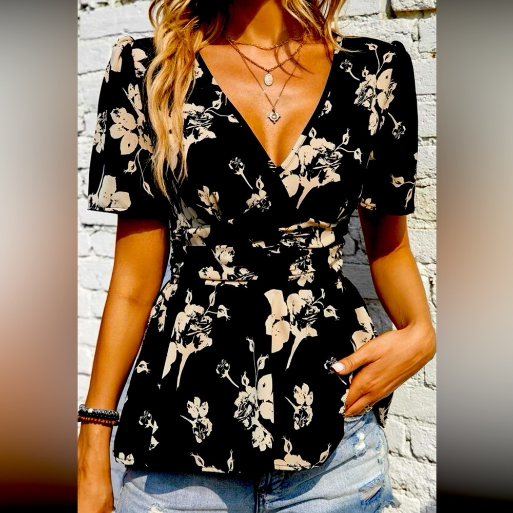 Peplum blouse with floral print with lantern sleeve, brand new.